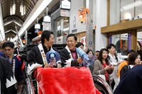 商店街を人力車で巡る（左から）堤真一、ナインティナイン岡村。