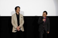 左から堤真一、ナインティナイン岡村。