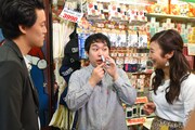 ドン・キホーテ道頓堀店にて、「めっちゃスース―する」という粗品愛用のノーズミントに大興奮する霜降り明星・せいや（中央）。(c)MBS