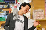 肩に鳥を乗せる動物嫌いの霜降り明星・粗品。(c)MBS
