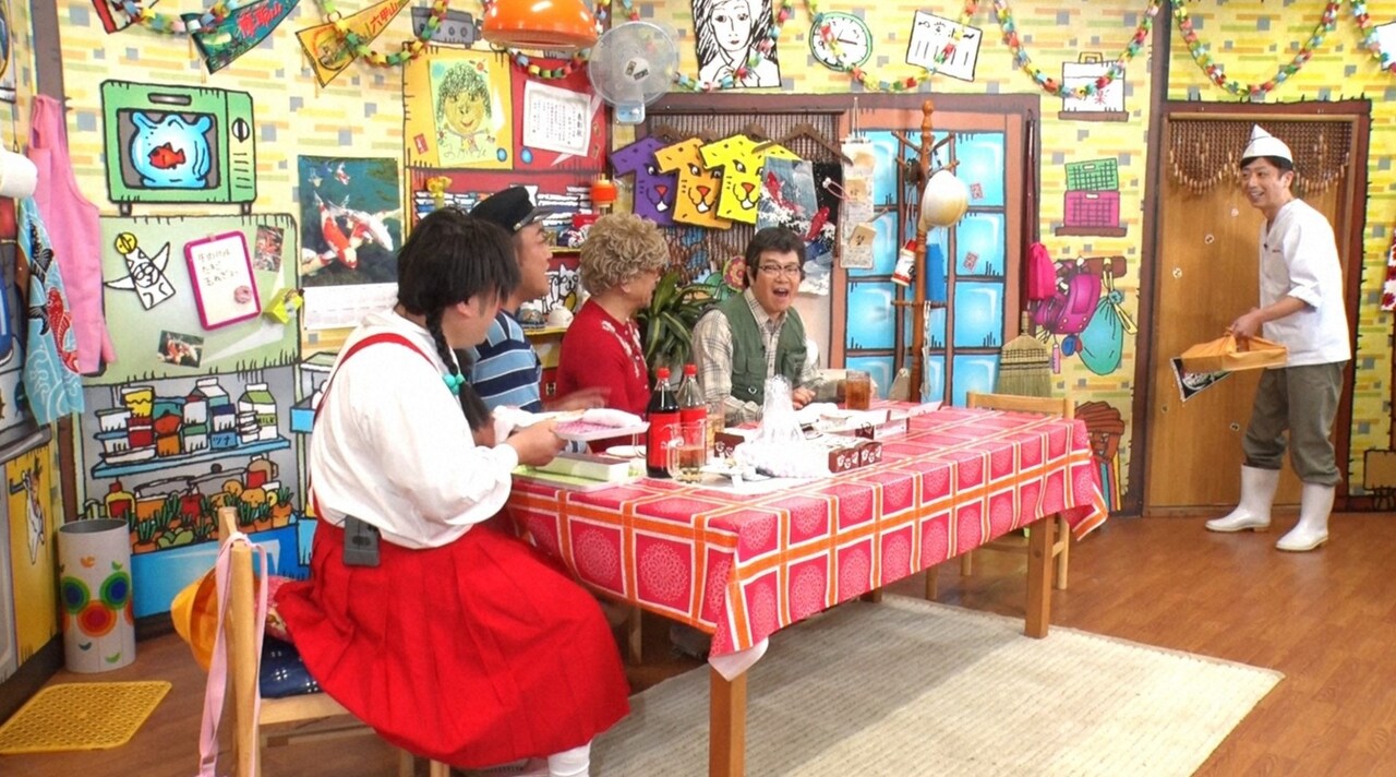 「松本家の休日」にフットボールアワー後藤（右端）が登場するワンシーン。(c)ABCテレビ