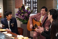 得意のフォークギターを田中圭（左）らに聞かせる霜降り明星せいや（中央）。(c)日本テレビ