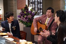 得意のフォークギターを田中圭（左）らに聞かせる霜降り明星せいや（中央）。(c)日本テレビ