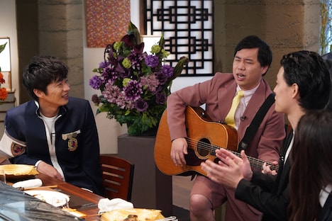 得意のフォークギターを田中圭（左）らに聞かせる霜降り明星せいや（中央）。(c)日本テレビ