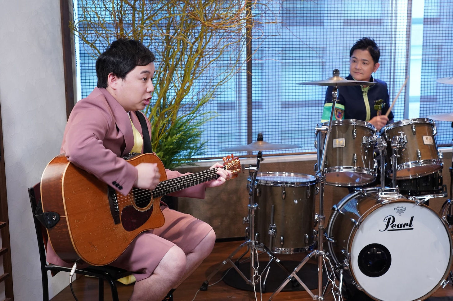 千鳥ノブ（右）と「いとしのエリー」を演奏する霜降り明星せいや（左）。(c)日本テレビ