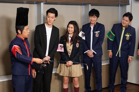 スペシャルメニューを懸けて「空き缶を倒せ！ルアー投げゲーム」に挑戦するナインティナイン岡村ら。(c)日本テレビ