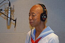 CMソングを歌っている途中に吹き出すバイきんぐ小峠。