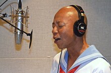 CMソングを歌うバイきんぐ小峠。