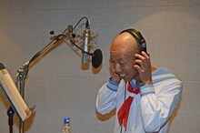 CMソングを歌っている途中に吹き出すバイきんぐ小峠。