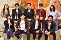 「櫻井・有吉THE夜会」に出演するモノマネユニット・変人の（前列左から）ミラクルひかる、山本高広、ホリ、原口あきまさと、（後列左から）池田美優、平成ノブシコブシ吉村、アインシュタイン、島崎和歌子。(c)TBS