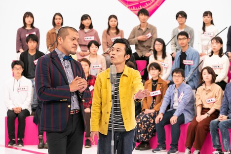 カミナリが「フェイクニュース漫才」を披露するワンシーン。(c)中京テレビ