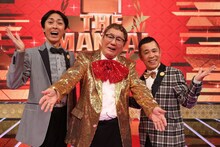 「THE MANZAI 2019 マスターズ」MCのビートたけし（中央）とナインティナイン。(c)フジテレビ