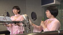 アフレコに臨む阿佐ヶ谷姉妹。(c)NTV