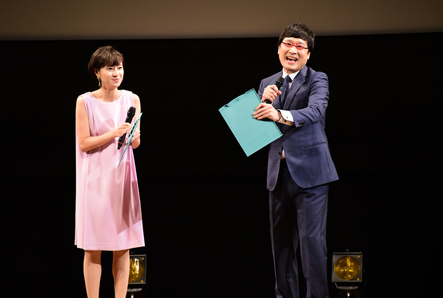 （左から）伊東楓アナ、南海キャンディーズ山里。
