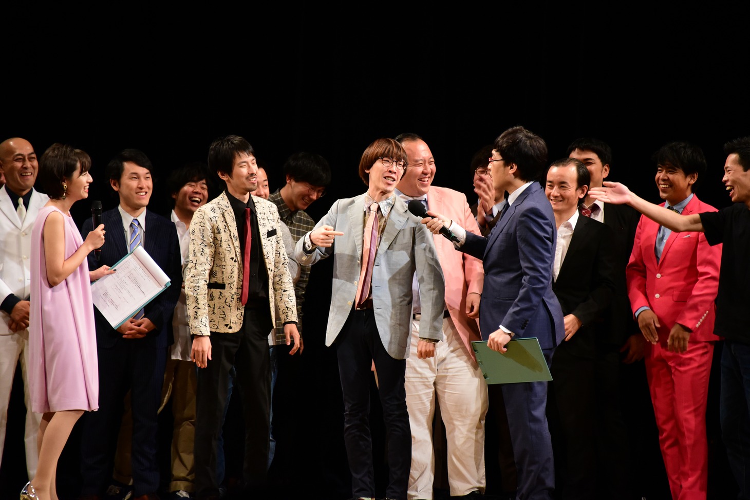優勝が発表される前に南海キャンディーズ山里のインタビューを受ける真空ジェシカ。