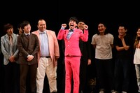 「コップにつがれたときのビール」の形態模写をするギフト☆矢野。