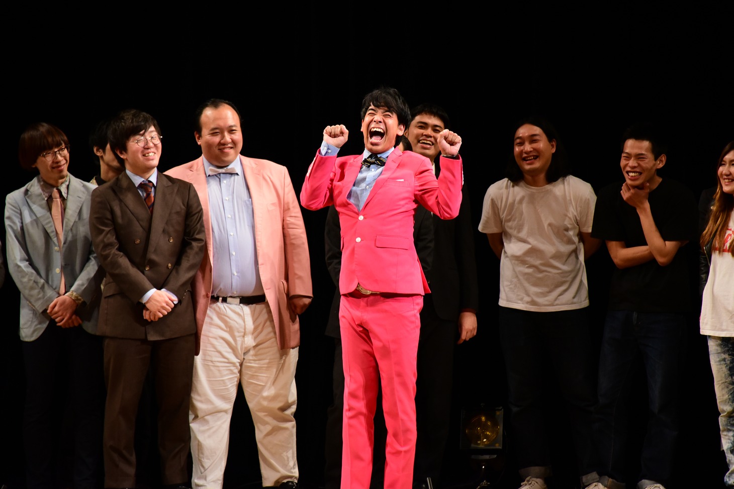 「コップにつがれたときのビール」の形態模写をするギフト☆矢野。