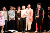 ななまがり森下による「乳首が隠せない男」。