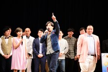 演説するアルコ＆ピース平子（中央）。