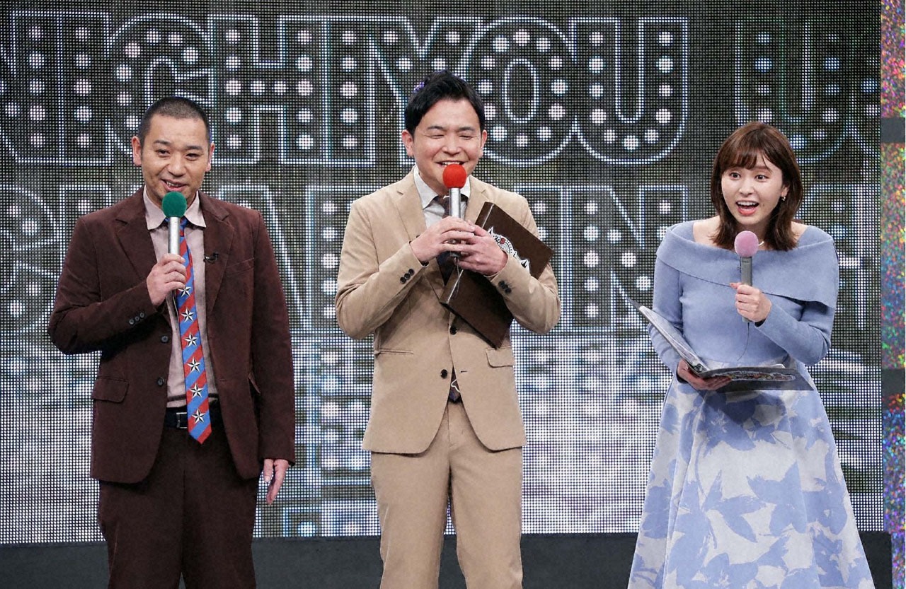 進行役の千鳥と角谷暁子アナウンサー（右）。