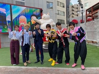名古屋ロケを展開する和牛とBOYS AND MENのメンバーら。(c)関西テレビ