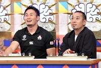 （左から）ラグビーの福岡堅樹選手と千鳥・大悟。(c)TBS