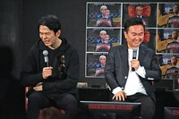 相方・山内が他人の足を舐めるシーンから目を背けるかまいたち濱家（左）。