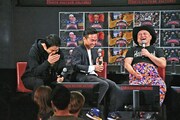 過去の「ドキュメンタル」を振り返って爆笑する（左から）かまいたち、ハリウッドザコシショウ。