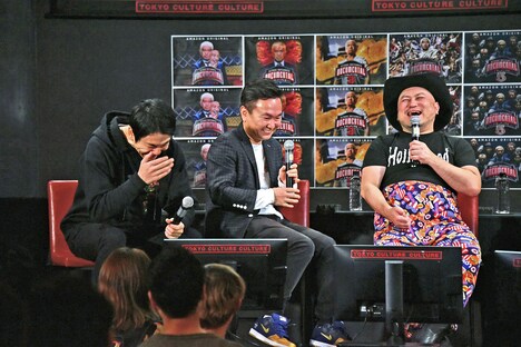 過去の「ドキュメンタル」を振り返って爆笑する（左から）かまいたち、ハリウッドザコシショウ。