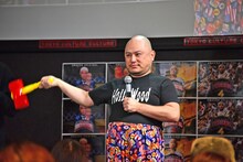 ドキュメンタル疑似体験企画で観客を笑わせるハリウッドザコシショウ。