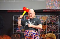 ドキュメンタル疑似体験企画で観客を笑わせるハリウッドザコシショウ。