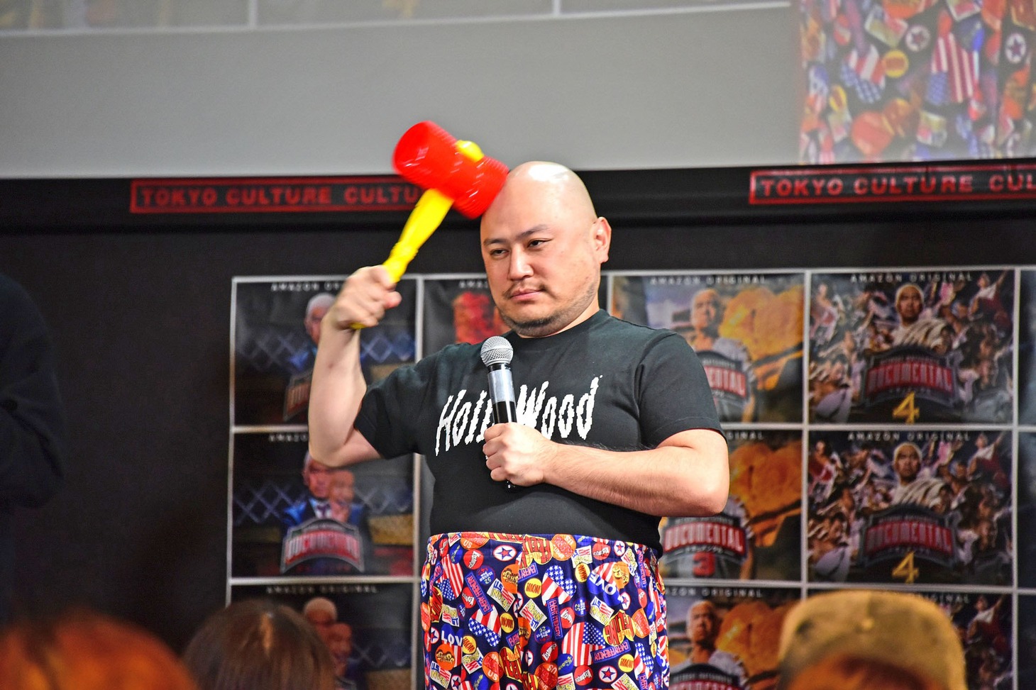 ドキュメンタル疑似体験企画で観客を笑わせるハリウッドザコシショウ。