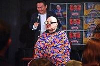 ドキュメンタル疑似体験企画で観客を笑わせるハリウッドザコシショウ。