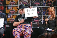 クイズの答えを見せるハリウッドザコシショウ。