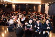 観客と記念撮影をする（左から）青山テルマ、ハリウッドザコシショウ、かまいたち。