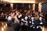 観客と記念撮影をする（左から）青山テルマ、ハリウッドザコシショウ、かまいたち。