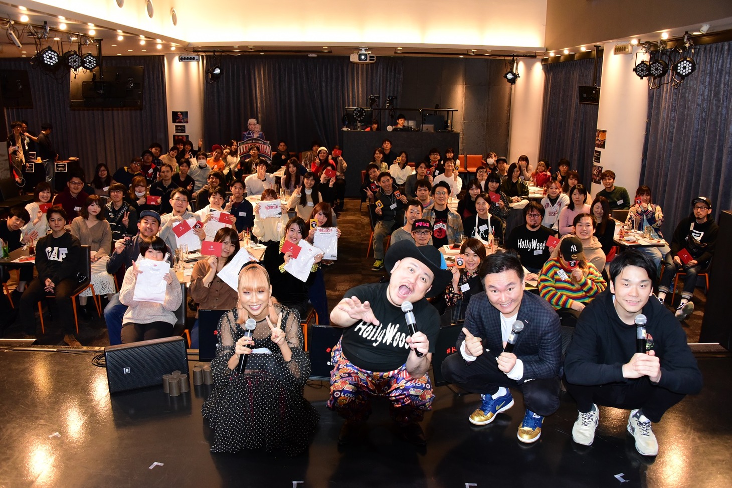 観客と記念撮影をする（左から）青山テルマ、ハリウッドザコシショウ、かまいたち。