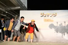 熱々の砂場を3人一緒に歩行するダチョウ倶楽部。