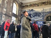 「迷宮グルメ 異郷の駅前食堂」でポルトガルのサン・ベント駅に到着するヒロシ。(c)BS朝日