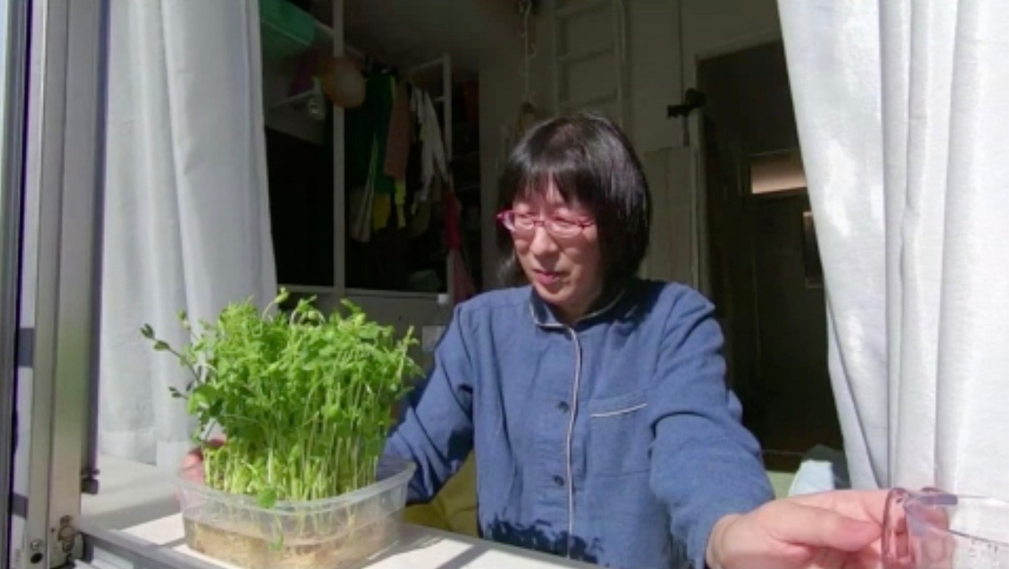 「阿佐ヶ谷姉妹のおばさんだってできるわよ」より。(c)日本テレビ