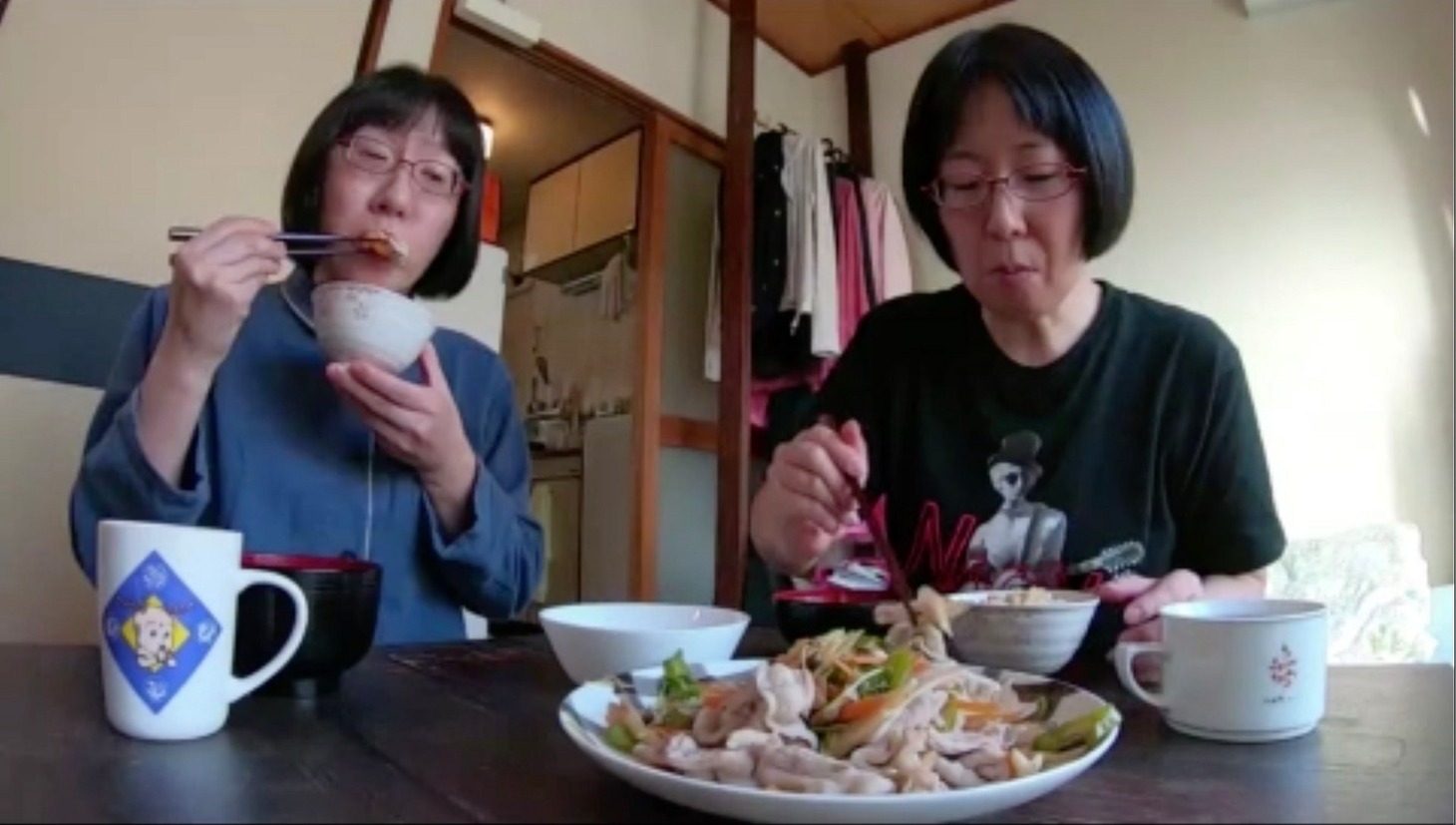 「阿佐ヶ谷姉妹のおばさんだってできるわよ」より。(c)日本テレビ
