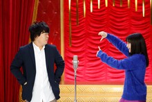 宮下草薙・草薙に広瀬すず（右）がポージング指導をするワンシーン。