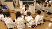 道場で子供たちに空手を教えるはじめ。(c)MBS