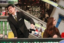 「全力！脱力タイムズ」に出演する（左から）アンタッチャブル柴田、新木優子。(c)フジテレビ