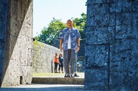 沖縄の家族との出会いを求めて旅する笑福亭鶴瓶。(c)NHK