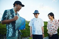 久高島に隠された秘密を探るタモリ（中央）。(c)NHK