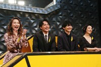 観覧ゲストの（左から）ファーストサマーウイカ、白濱亜嵐、梶裕貴、草刈民代。(c)フジテレビ