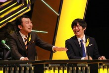 （左から）アンガールズ田中、バカリズム。(c)フジテレビ