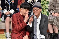 桂小枝（右）に懐くコウテイ九条（左）。(c)読売テレビ