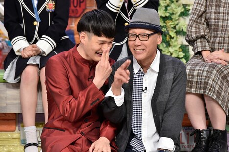 桂小枝(右)に懐くコウテイ九条(左)。(c)読売テレビ